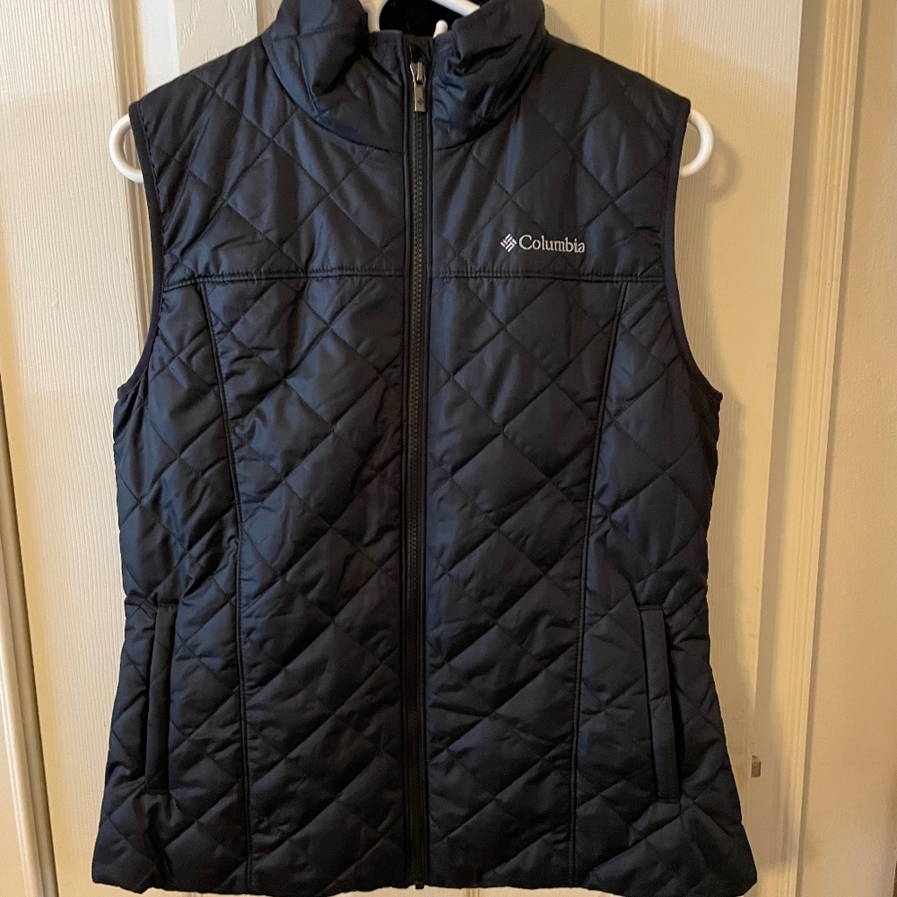 Ladies Columbia faux fur lined sleeveless puffer jacket size medium  color black